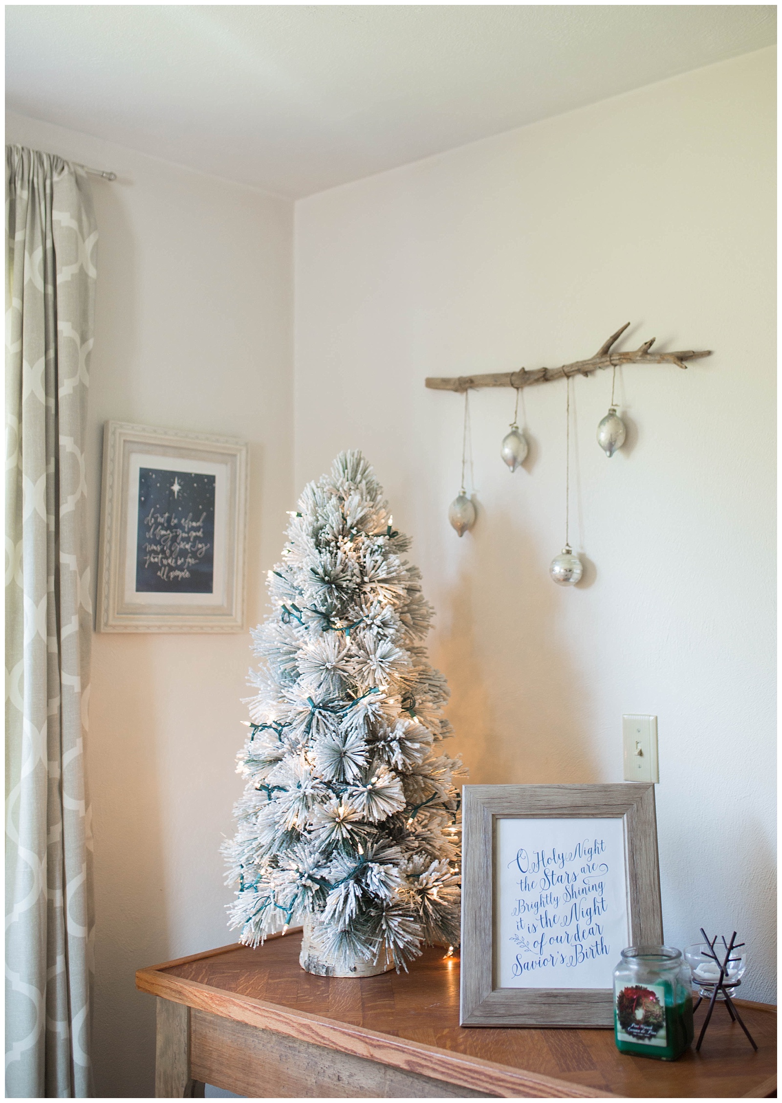 Apartment Christmas Decoration Inspiration | Monica Brown Photography | monicabrownphoto.com